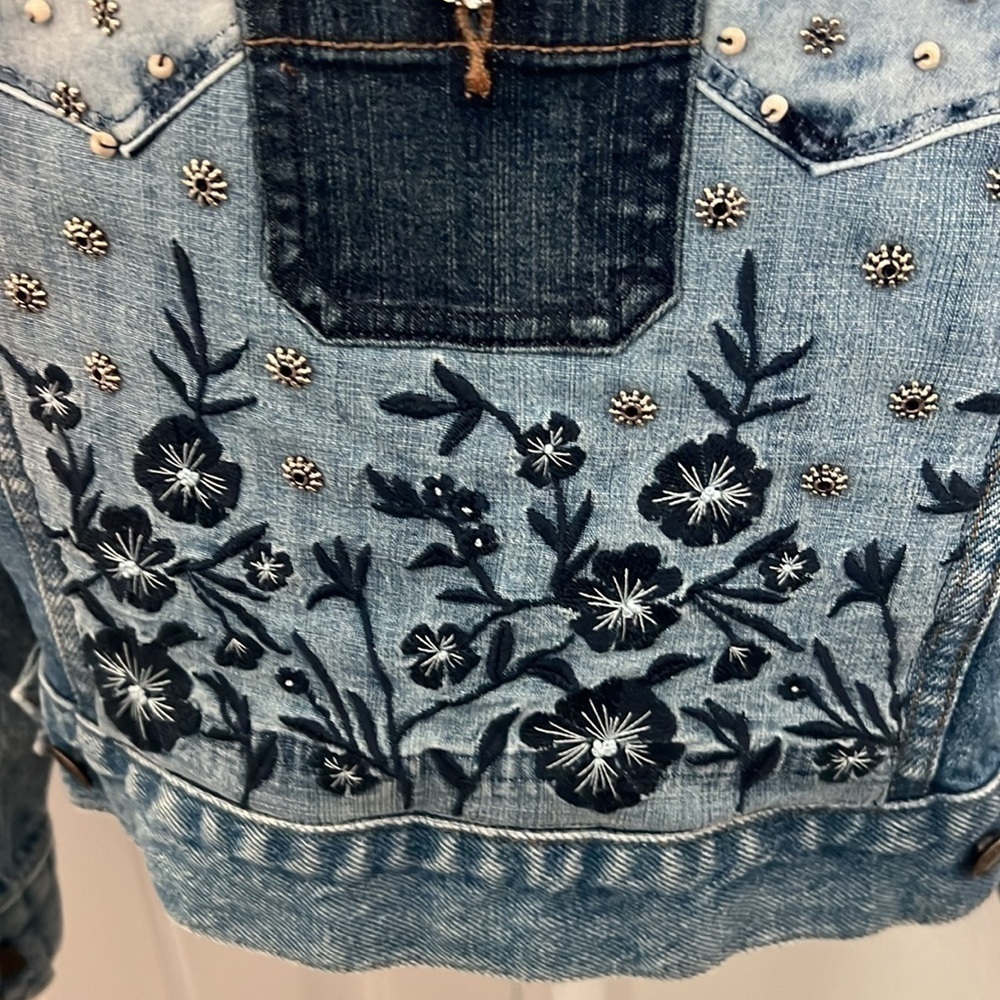 Custom boutique designed‎ Levi jacket - Picture 8 of 12